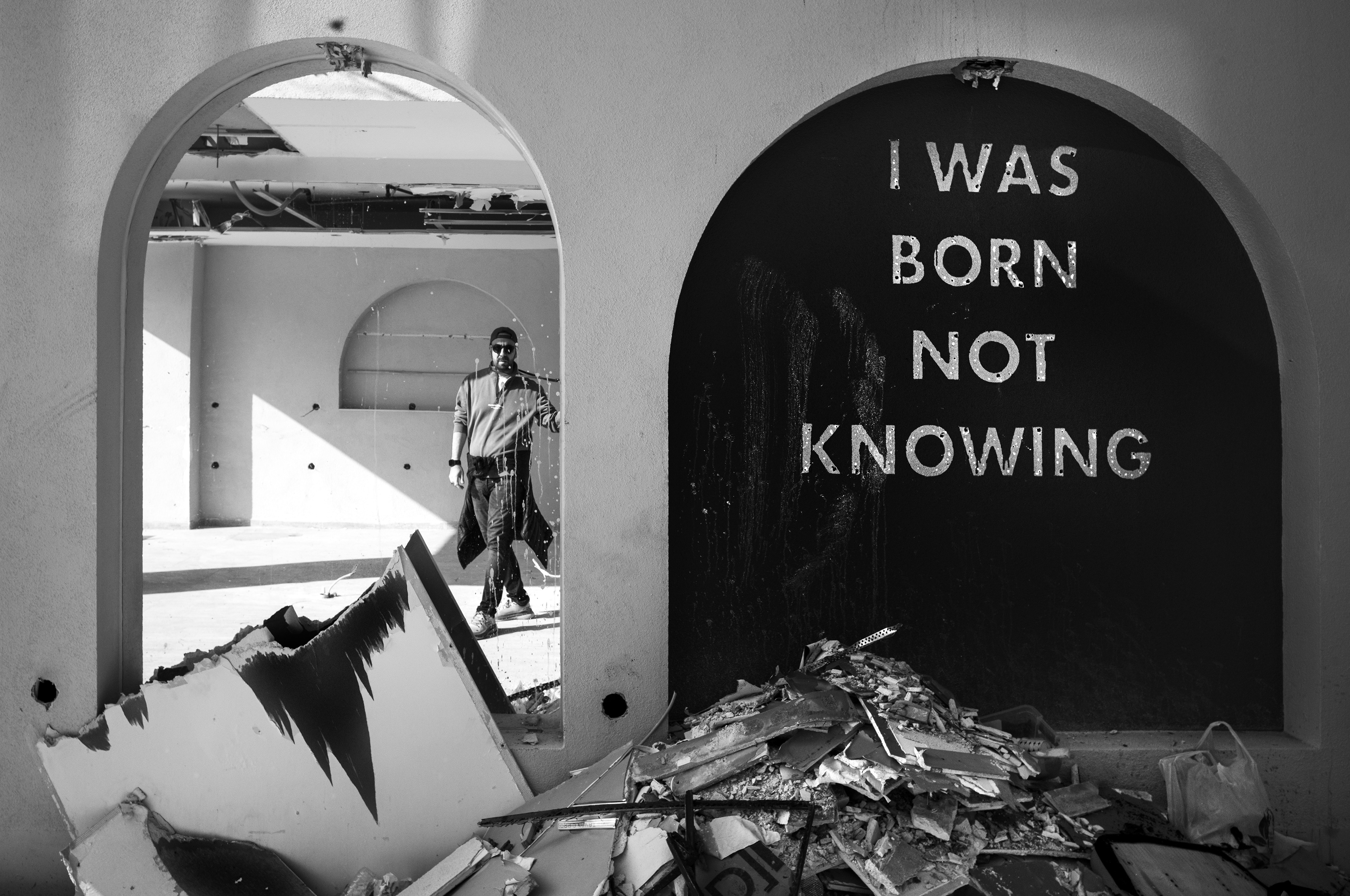 I was born not knowing yazısının yanında yansıyan Ali Alışır